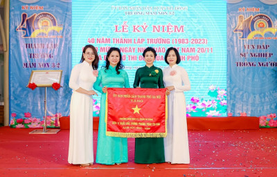 Trường MN 3/2 nhận Cờ thi đua của UBND TP Hà Nội.