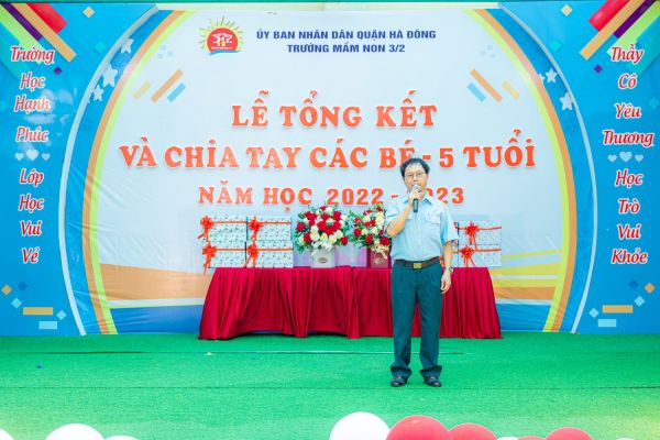 Ông Lê Văn Hải - Trưởng ban đại diện cha mẹ học sinh chia sẻ về cảm xúc của ông trong buổi lễ tổng kết