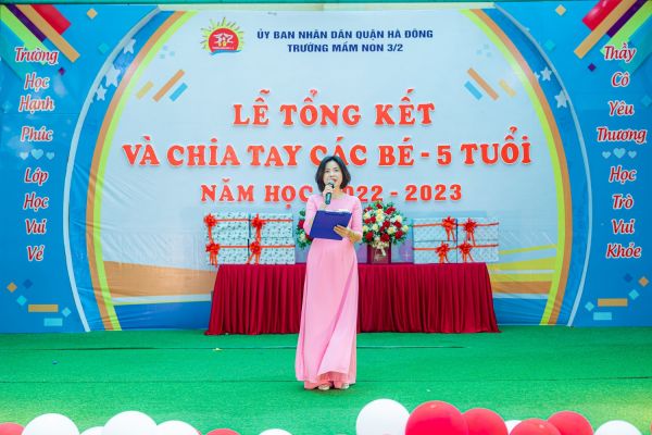 Cô Hiệu trưởng:- Dương Thị Thanh Hương có đôi lời chia sẻ về cảm xúc khi phải chia tay các bạn nhỏ khối 5 - 6 tuổi