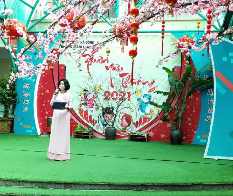 Cô Dương Thị Thanh Hương - Hiệu trưởng nhà trường khai mạc "Lễ hội chào xuân" năm 2021