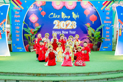 Ngày cuối của Tuần lễ Chào Xuân, các bé tham gia hoạt động ngoài trời với các trò chơi dân gian: bắt vịt, kéo co, nhảy bao bố... trong chuỗi sự kiện "TUẦN LỄ CHÀO XUÂN 2023"