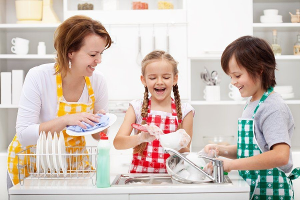 Kỹ năng bé giúp đỡ bố mẹ làm việc nhà - Mầm non 3-2