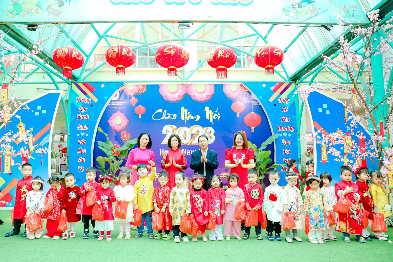Ngày thứ ba của "TUẦN LỄ CHÀO XUÂN" năm 2023 - Xuân Quý Mão, các con được tham gia Liên hoan văn nghệ - Trao quà Tết.